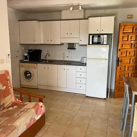 Apartment Lago Jardin : Bright Spacious One Bedroom Flat