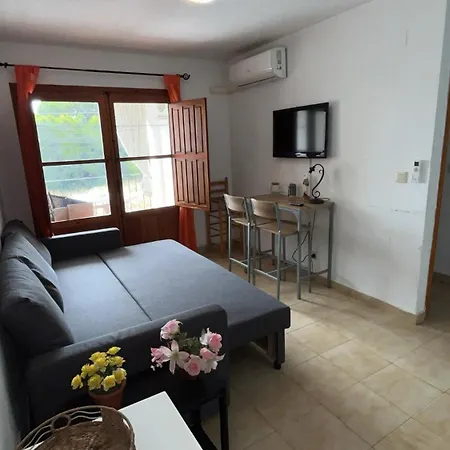 Jardin : Bright Spacious One Bedroom Flat * טורבייחה
